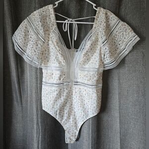 Blue Blush White Ditsy Floral Bodysuit Flutter-Sleeves Size M Lace